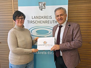 Das Landratsamt Tirschenreuth unterstützt DONUM VITAE mit einer Spende